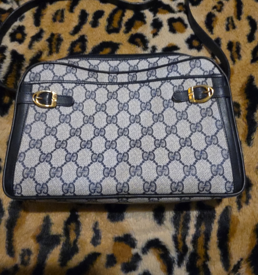 Gucci GG Supreme Shoulder Bag in Beige and Black with Gold Hardware * AUTHENTIC